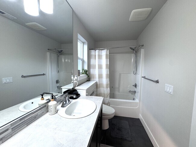 Building Photo - 4078 SE 70th Ave