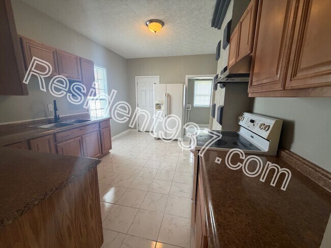 Building Photo - Updated 3 bed 1 bath home!