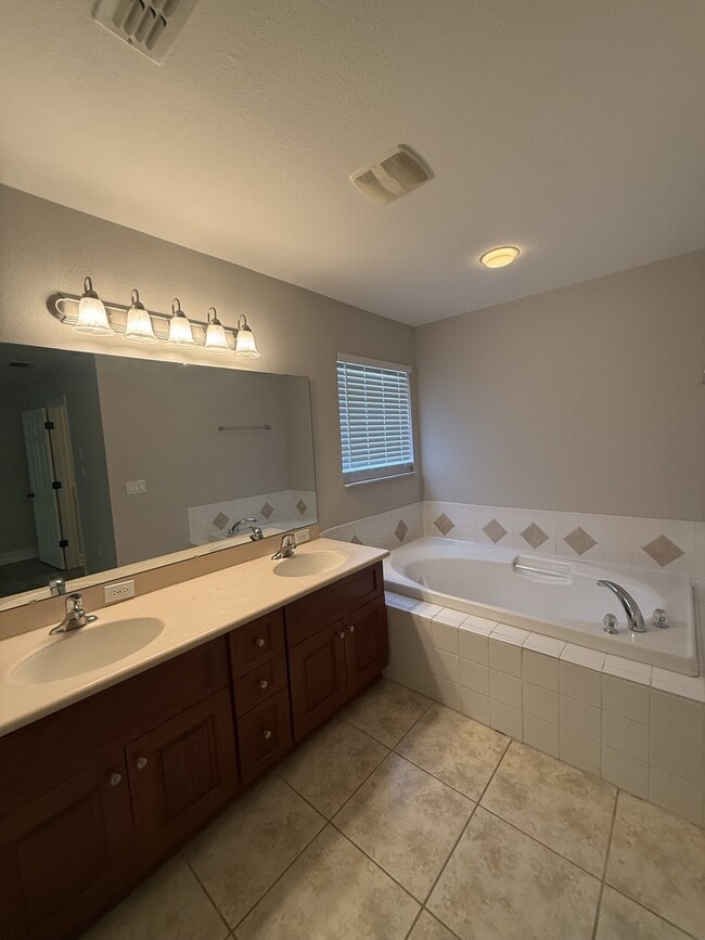 Building Photo - 1529 Crescent Hills Dr