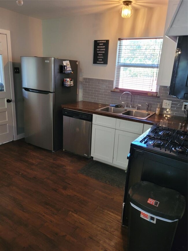 Building Photo - 206 W 55th 1/2 St