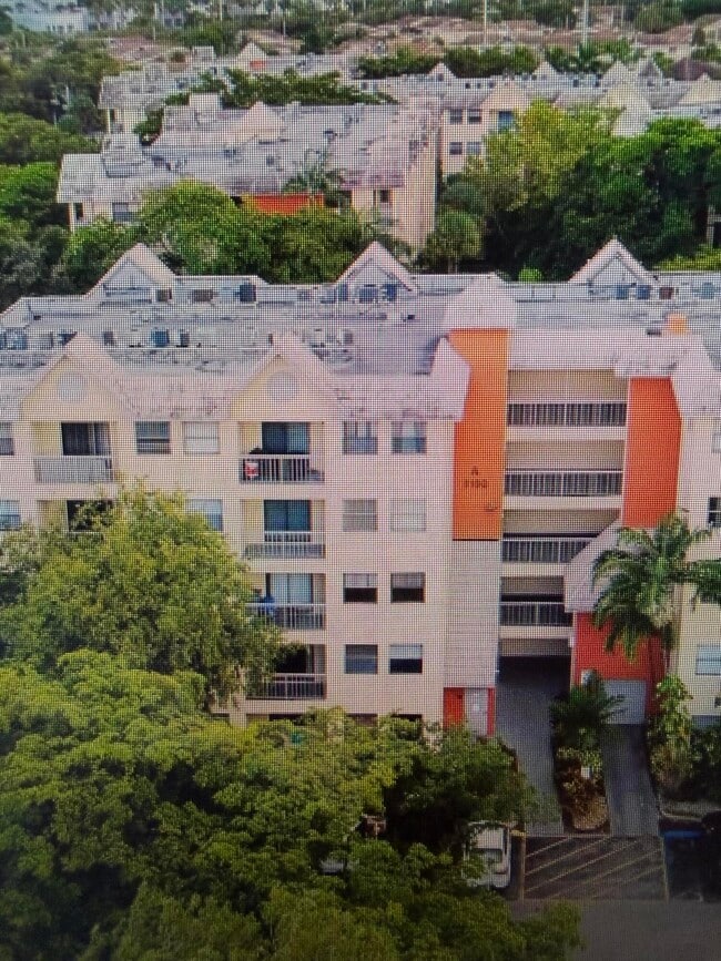 Building Photo - 8160 Geneva Ct