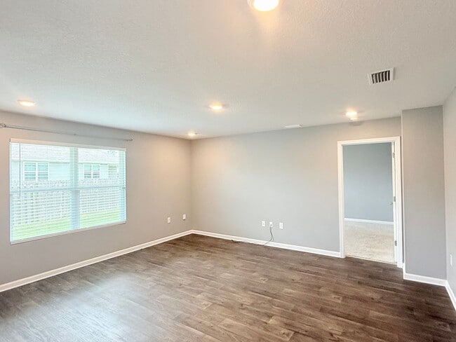 Building Photo - Beautiful 4 Bed/2 Bath Home With 2-Car Garage