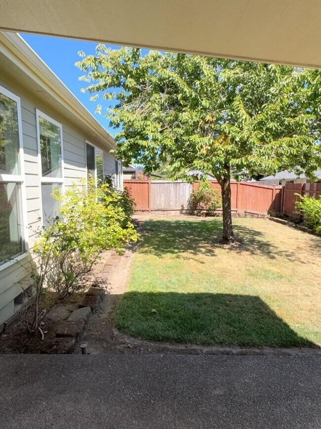 Building Photo - Three Bedroom, Two Bath in the Vineyards N...