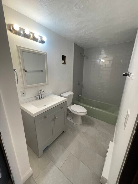 Building Photo - 224 Main St