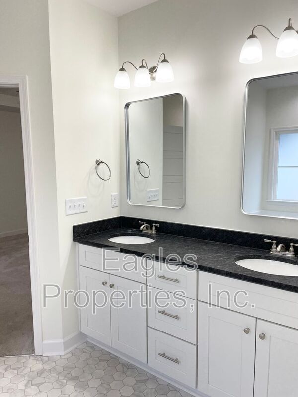 Building Photo - 300 Creeks Edge Dr