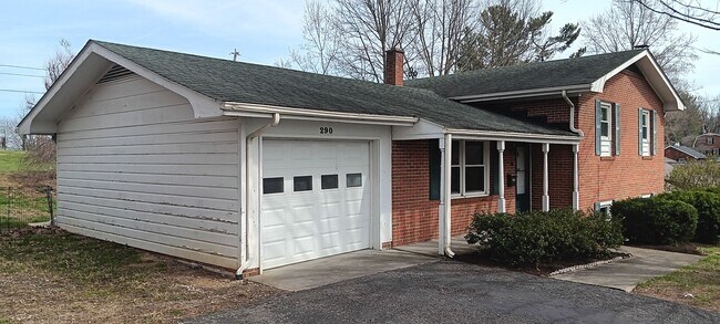 Building Photo - Christiansburg, 3 BR / 2 BA, Available Now