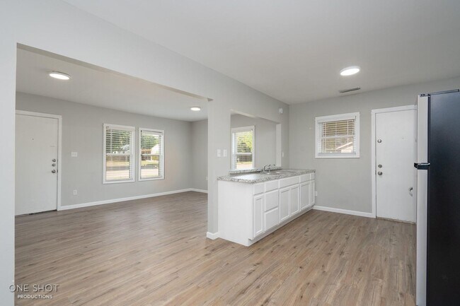 Building Photo - 2744 Russell Ave