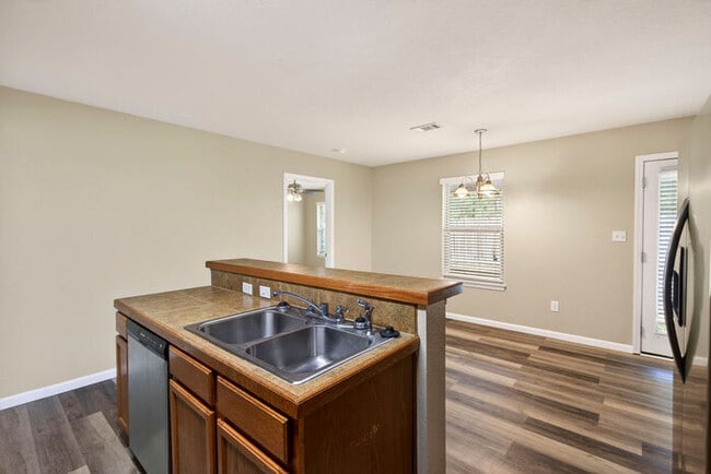 Building Photo - 10261 English Manor Dr