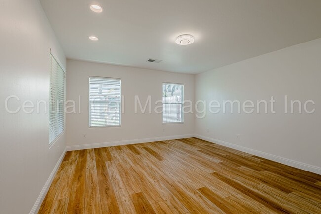 Building Photo - 4 Bedroom/2 Bath Home with an office and S...