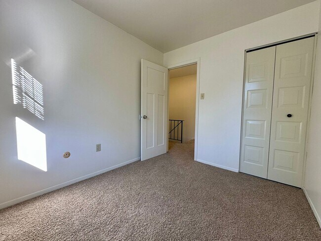 Building Photo - North Hills 3 Bedroom Townhome! In-Unit Wa...