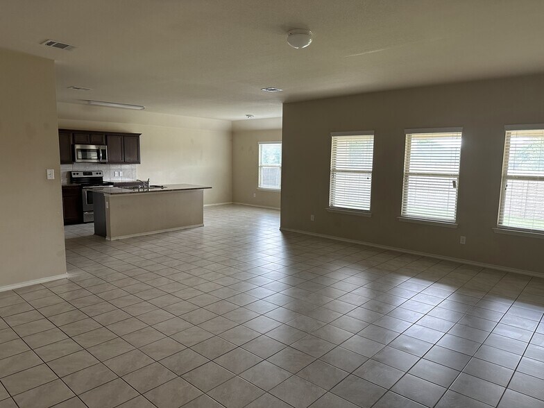 Building Photo - 542 Clearlake Dr