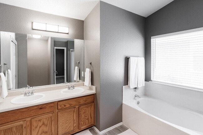 Building Photo - 692 Scheel-