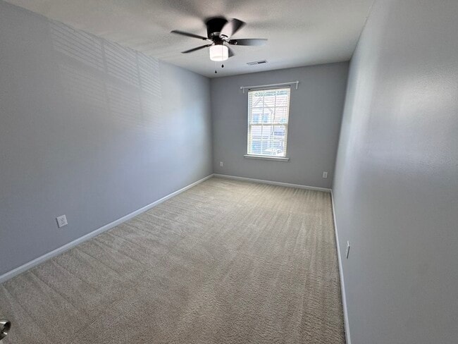 Building Photo - MOVE IN READY! 3 Bed 2.5 Bath Town Home