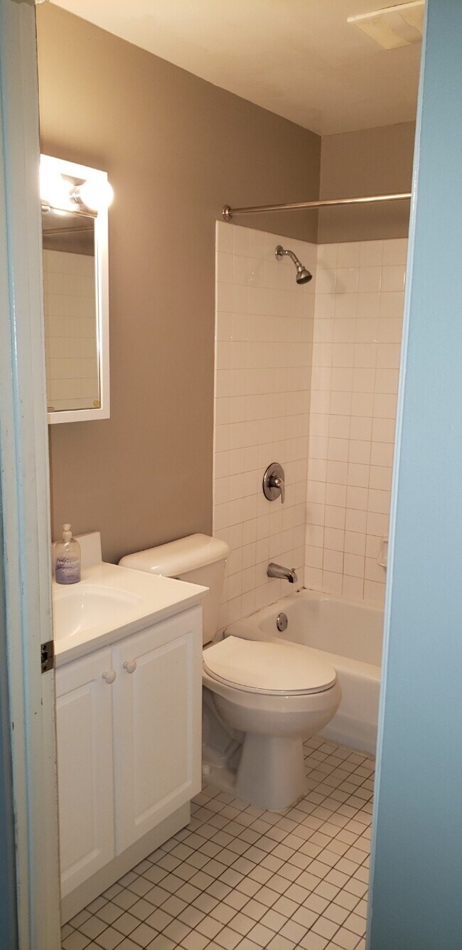 Building Photo - 2730 Rosalyn Ct