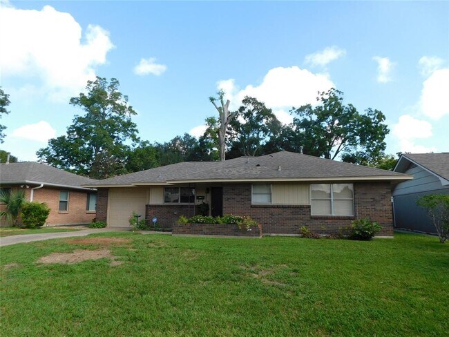 Building Photo - 9710 Pine Lake Dr