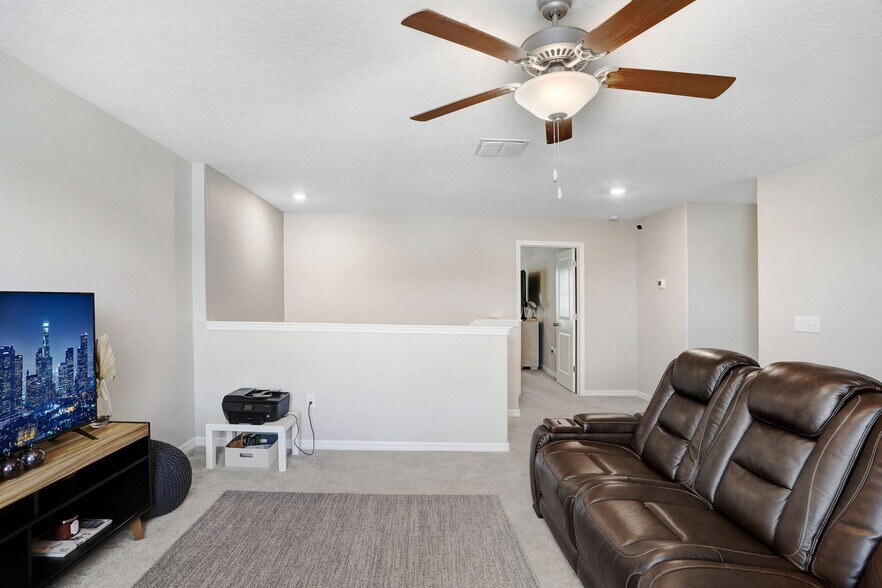 spacious loft upstairs - 4918 Wild Senna Blvd
