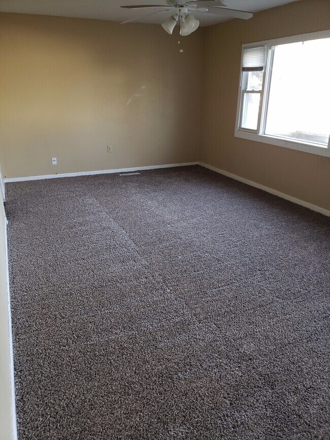 Building Photo - Nice 4 Bed 1.5 Bath Home in KCMO-Available in DECEMBER!!