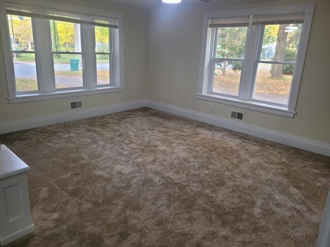 Building Photo - Perfect For Student Housing! 4 Bedroom Hou...