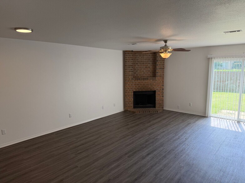 Building Photo - 1375 N Carriage Way