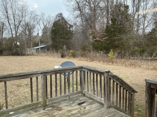 Building Photo - Country Living at its Best!