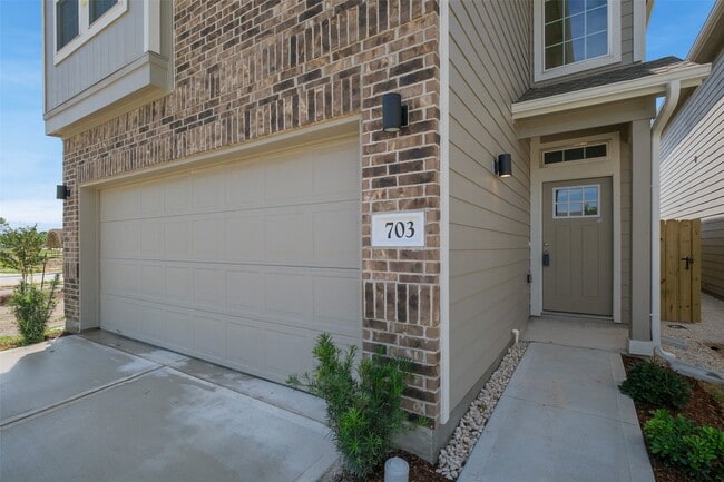 Building Photo - 703 Majestic Eagle Ct