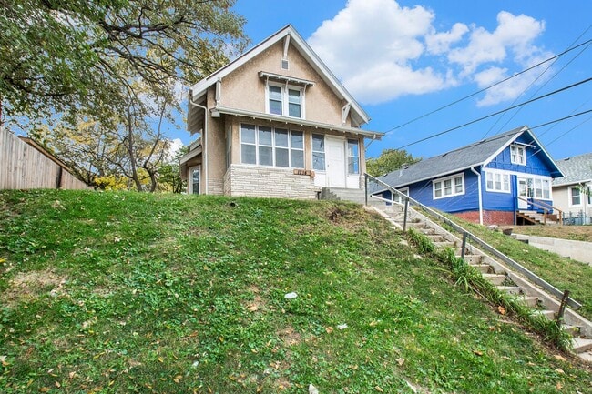 Building Photo - 3 bed/1.5 Bath Single Family Home