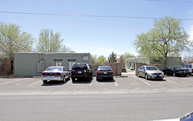 Building Photo - 208 Mescalero Rd NW
