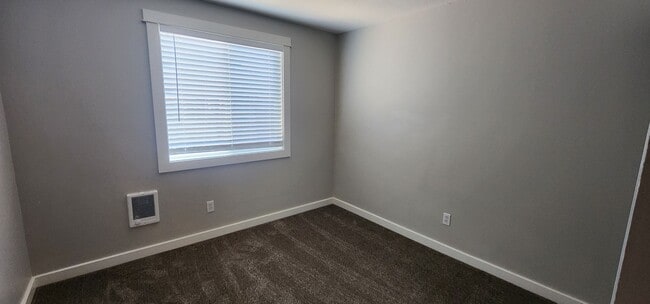 Building Photo - Updated 3 Bedroom Home With Bonus Room