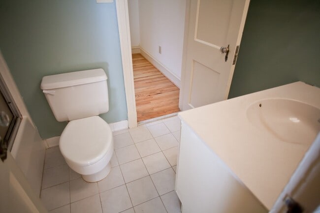 Building Photo - Beautiful condo with sunroom and hardwood floors - Short term lease only!