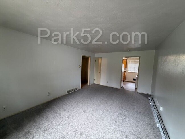 Building Photo - 602 N Huson St