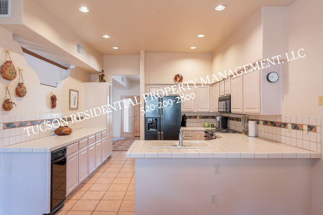 Building Photo - 9876 N Ridge Shadow Pl