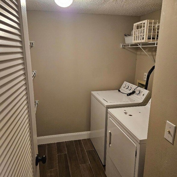 Building Photo - 706 Sunny Pine Way