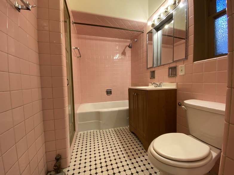 Bathroom - 940 W Windsor Ave