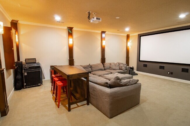 Building Photo - Luxury Living in Preston Manor