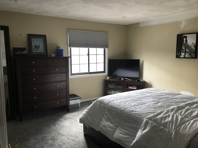 Building Photo - Stunning 2 Bd 2 Bath Townhouse in Wakefield w 2 parking spaces