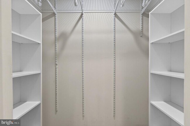 Building Photo - 8605 Western Oak Dr