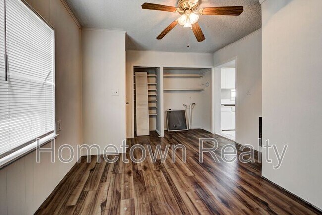 Building Photo - 527 W Dill St