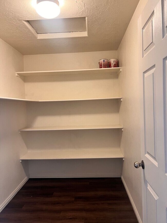 Building Photo - Charming 3-bedroom Home