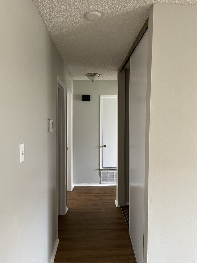 Building Photo - Gorgeous 3 bedroom, 2 bedroom with garage ...