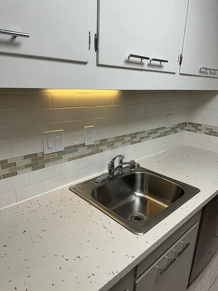 Building Photo - 1405 Oak Grove Ave