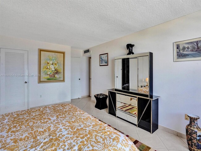 Building Photo - 1833 S Ocean Dr