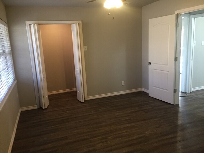 Building Photo - 407 N Carl St