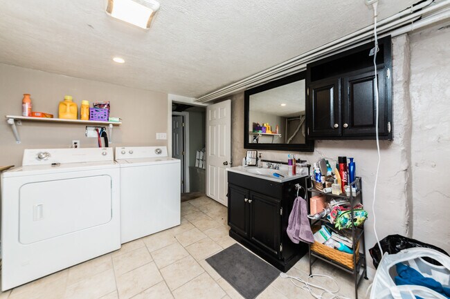 Building Photo - AVAILABLE MAY  - 2 Bedroom 1.5 bathroom Ho...