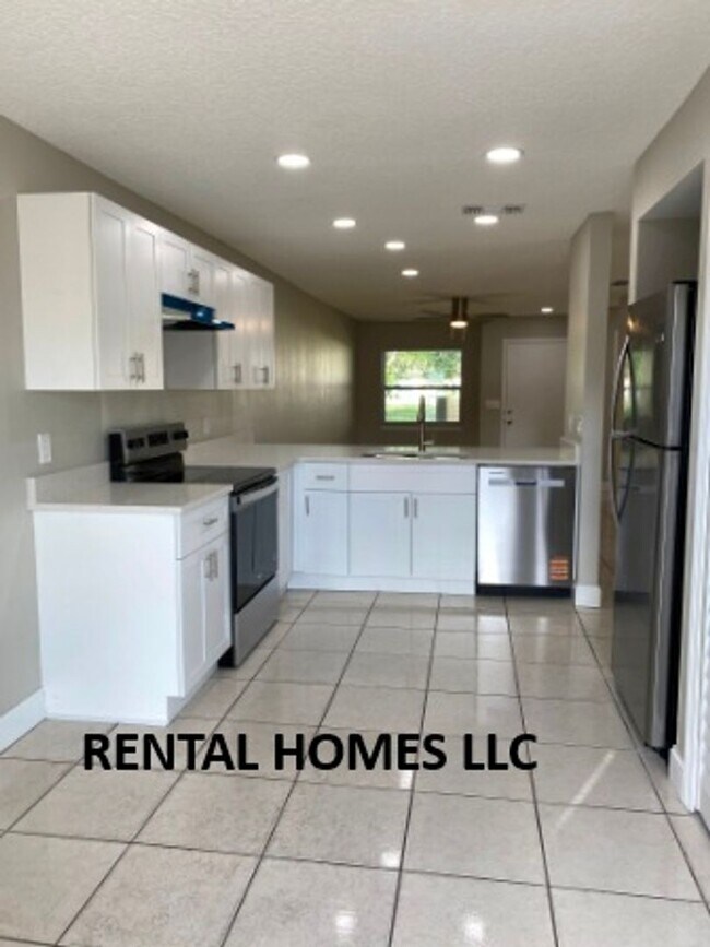 Building Photo - Patio Home, Minutes Away From UCF, Technol...