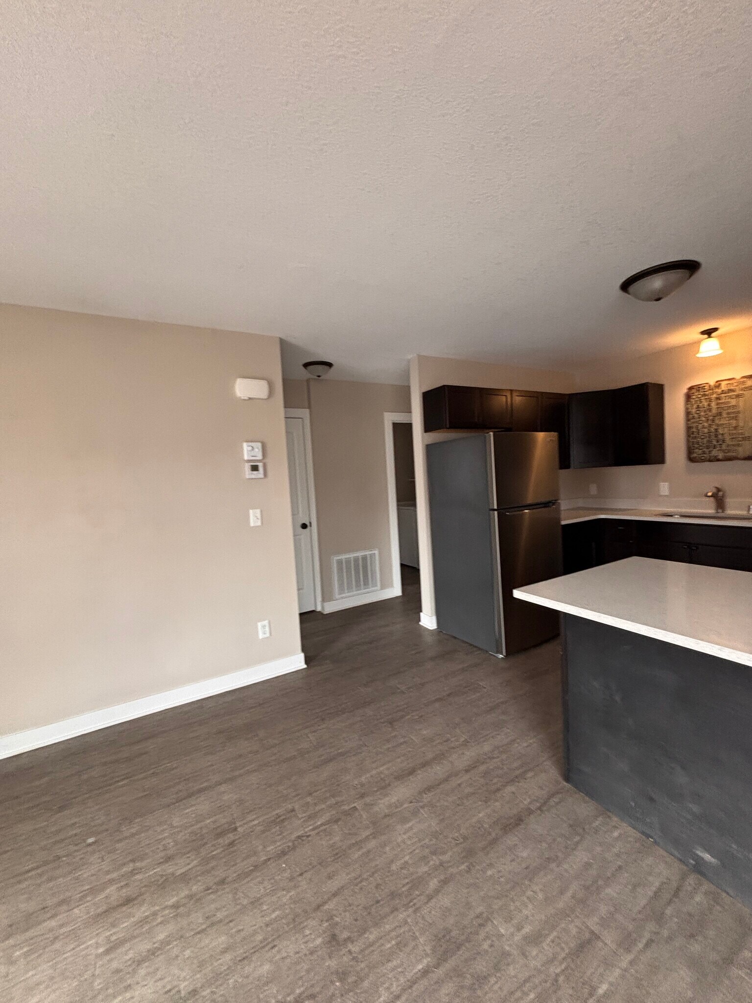 Living room kitchen - 84 Curtice St E