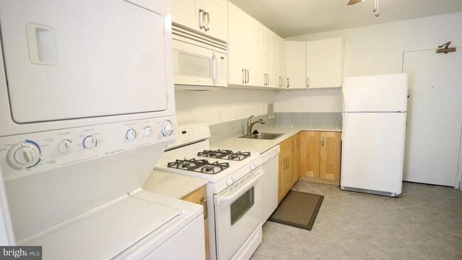 Building Photo - 3705 S George Mason Dr