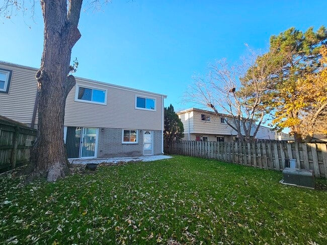 Building Photo - 1535 E Jane Ave