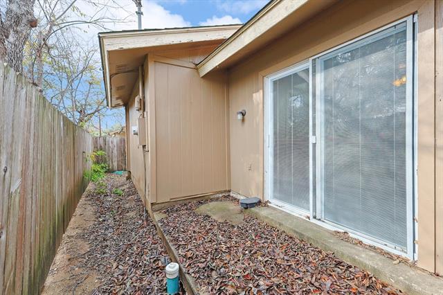 Building Photo - 916 Shady Creek Ln