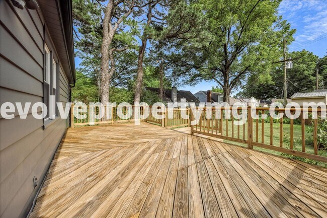 Building Photo - BEAUTIFUL EAST MEMPHIS 4/2!