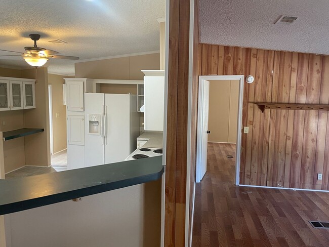 Building Photo - 3/2 Manufactured Home in the Country.